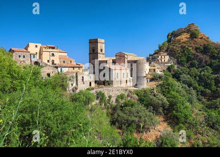 Vista sulla città medievale di Savoca una destinazione turistica in Sicilia, la Chiesa Madre e il Monte Calvario Foto Stock