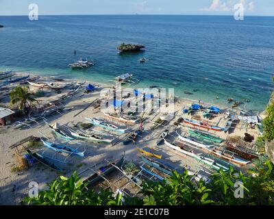Porto su una piccola isola con molte barche da pesca in filippine Foto Stock