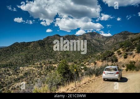 Barfoot Peak e Buena Vista Peak, vista da FR 42, Pinery Canyon Road, Chiricahua Mountains, Arizona, USA Foto Stock