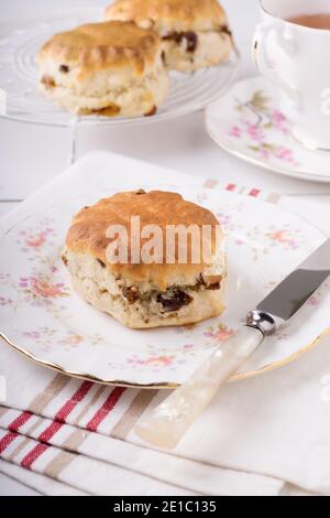 Scones una classica torta britannica ripiena di sultanina e uvetta e spesso servito durante il tè pomeridiano Foto Stock