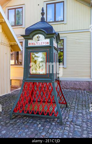 Vecchia cabina telefonica in una casa in Svezia Foto Stock