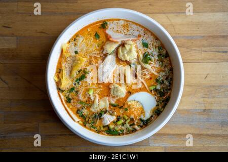 Famosa zuppa vietnamita chiamata pho su sfondo di legno Foto Stock