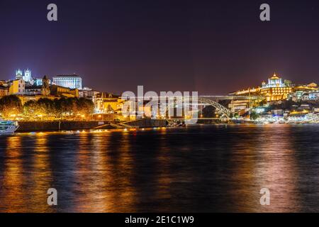 Paesaggio notturno di Porto e Vila Nova da Gaia con ponte sul fiume Douro, Portogallo Foto Stock