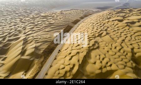 Pechino, Cina. 17 maggio 2020. La foto aerea scattata il 17 maggio 2020 mostra l'autostrada Yuli-Qiemo in costruzione nel deserto di Taklimakan, regione autonoma Xinjiang Uygur della Cina nord-occidentale. Credit: HU Huhu/Xinhua/Alamy Live News Foto Stock