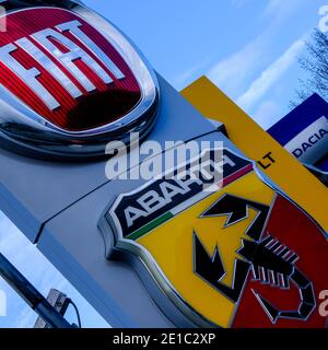 Epsom Surrey, Londra UK Gennaio 06 2021, Logo Corporate Brand per costruttori di automobili per i costruttori italiani Fiat e Abarth Foto Stock