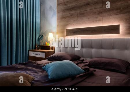 Camera da letto di notte con letto di lusso e toeletta Foto Stock