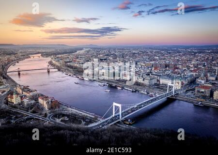 Tramonto su Budapest visto dal Castello di Buda Foto Stock