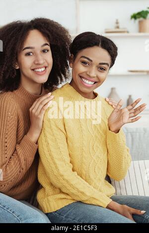 Emozioni umane di felicità, positive e visita amici Foto Stock