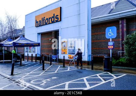 Epsom Surrey, Londra UK Gennaio 06 2021, Halfords Car Part Retailer aperto al pubblico durante il Lockdown come attività essenziale Foto Stock