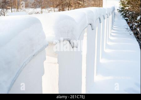 Scena invernale. Nevicate sulla vecchia parete. Parete innevata dopo la nevicata. Paesaggio invernale. Stagione invernale, concetto di clima freddo. Foto Stock