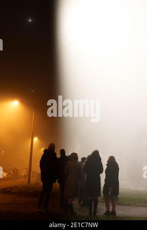 Gruppo di persone che vedono UFO nel cielo. Foto Stock