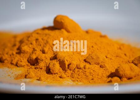 Curcuma secco e macinato in un palo, pronto per l'uso in piatti gustosi Foto Stock
