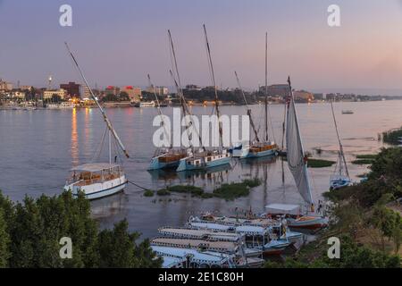 Egitto, Luxor, Vista delle felucche sul fiume Nilo Foto Stock