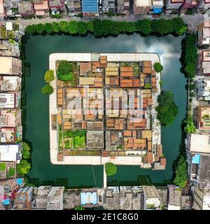 Pechino, Cina. 24 Giugno 2020. Foto aerea scattata il 24 giugno 2020 mostra la Fortezza del Villaggio di Nishui Liugui nella cittadina di Humen della Citta' di Dongguan, nella provincia di Guangdong, nella Cina meridionale. Credit: Liu Dawei/Xinhua/Alamy Live News Foto Stock