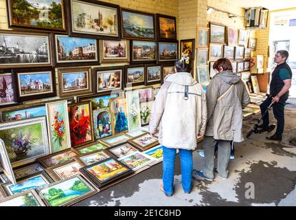 Samara, Russia - 4 maggio 2019: Dipinti in vendita in via Leningradskaya in giornata di sole Foto Stock