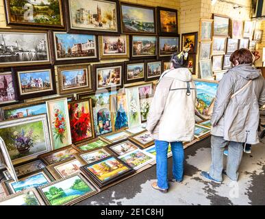 Samara, Russia - 4 maggio 2019: Dipinti in vendita in via Leningradskaya in giornata di sole Foto Stock