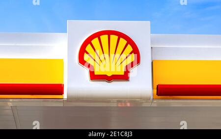 Samara, Russia - 8 ottobre 2020: Logo della società petrolifera Royal Dutch Shell contro il cielo blu Foto Stock