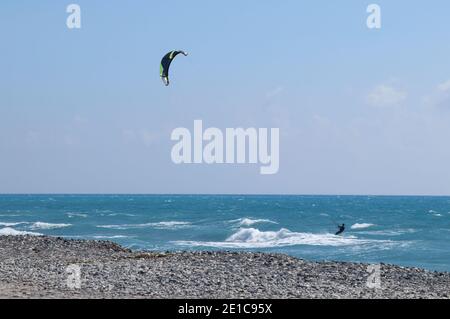 Pratica in mare. Allenamento per la gara. Kiteboarder a Cipro controlla il paracadute e godere di una corsa attraverso la costa. Giornata del vento ideale per il surf Foto Stock