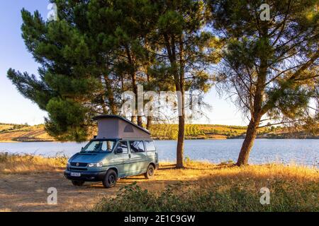 Camper Wildcamping offroad con VW T4 Syncro California Coach Campervan Con tetto a scomparsa in un lago vicino a Miranda do Douro nel nord del Portogallo Foto Stock