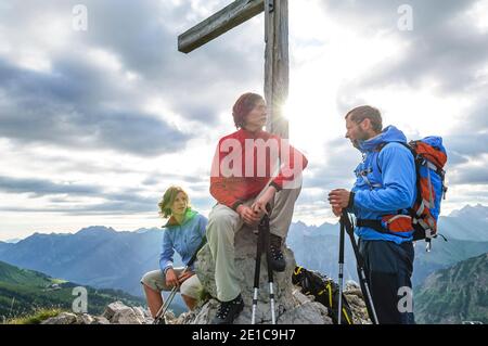 Gli escursionisti godono di una vista fantastica sulle montagne di Allgäu e. Kleinwalsertal Foto Stock