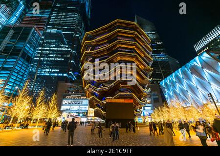 La nave decorata da luci di Natale a Hudson Yards durante Vacanze invernali Foto Stock