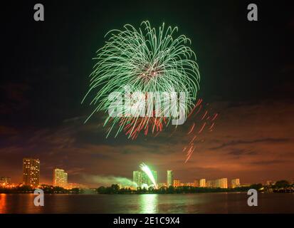 Fuochi d'artificio in Yuzhnoye Butovo District (Butovo meridionale). Mosca. La Russia. Foto Stock