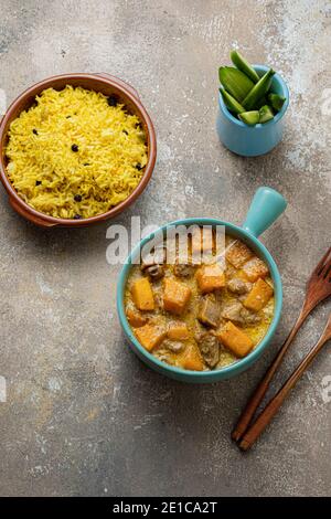 Curry di zucca con pollo con riso biriani, spazio copia Foto Stock