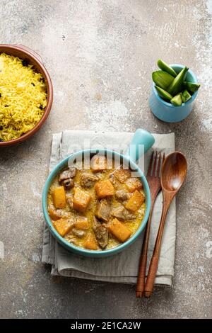 Curry di zucca con pollo con riso biriani, spazio copia Foto Stock