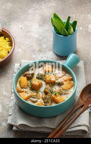 Curry di zucca con tacchino in crema di cocco con riso biriani. Foto Stock