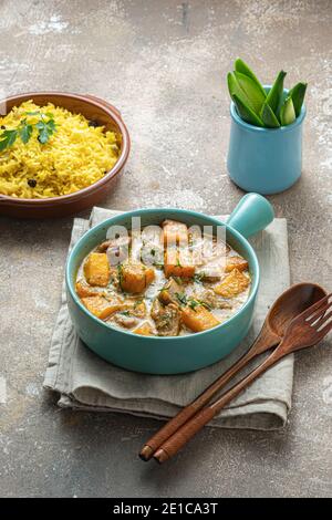 Curry di zucca con tacchino in crema di cocco con riso biriani. Foto Stock