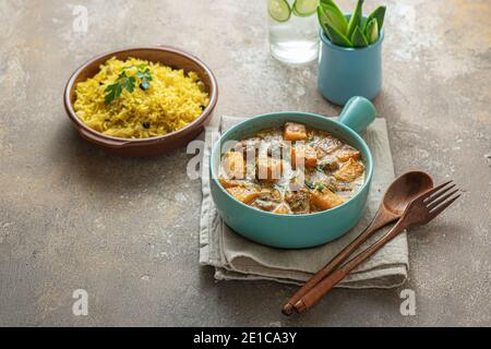Cena in stile thailandese con curry di zucca e riso, spazio fotocopie. Foto Stock
