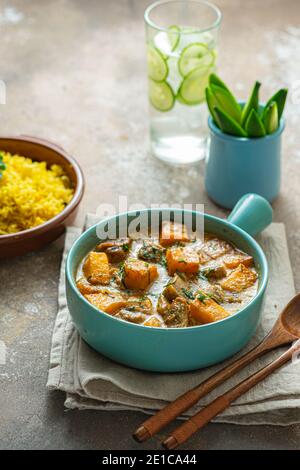 Curry di zucca con pollo con riso biriani, spazio copia Foto Stock