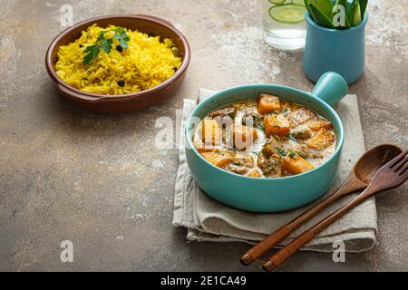 Curry di zucca con pollo con riso biriani, spazio copia Foto Stock