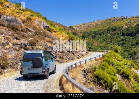 VW T4 Syncro California Coach Campervan con tetto a scomparsa AT Parco Nazionale di Peneda Gerês - Portogallo settentrionale Foto Stock