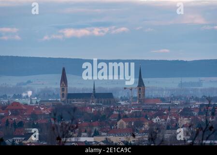 29 dicembre 2020, Sassonia-Anhalt, Halberstadt: Da un punto panoramico nelle montagne di Klusberge vicino Halberstadt si ha questa vista della cattedrale di Santo Stefano e Sisto e la chiesa gotica di San Martini, che è stata distrutta nell'aprile 1945 e poi ricostruita. Foto: Stephan Schulz/dpa-Zentralbild/ZB Foto Stock