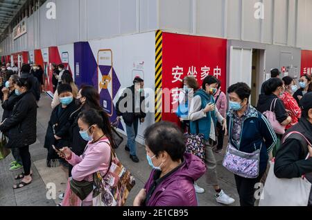 Le persone che indossano maschere per il viso come misura preventiva contro la diffusione del coronavirus Covid-19 sono viste in attesa di un passaggio zebra a Hong Kong. Foto Stock