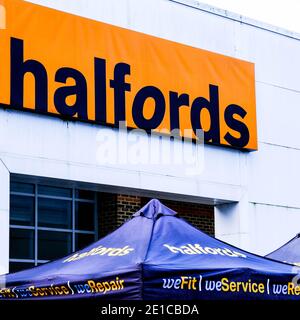 Epsom Surrey, Londra UK Gennaio 06 2021, il superstore Halfords Domestic Car Parts apre durante il Lockdown come essaail Business Foto Stock