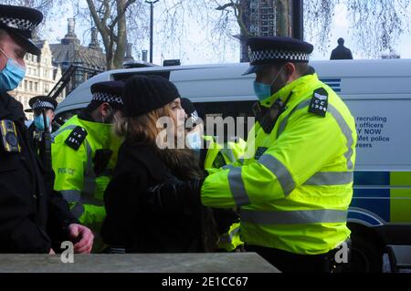 Londra, Regno Unito. 6 gennaio 2021. Debbie Hicks, attivista anti-blocco arrestato in Piazza del Parlamento. Debbie Hicks ha fatto la sua strada in un reparto ambulatoriale in Gloucester Royal Hospital. Protesta contro il blocco in Piazza del Parlamento, poiché le restrizioni di blocco del coronavirus vanno prima dell'approvazione del parlamento. Credit: JOHNNY ARMSTEAD/Alamy Live News Foto Stock