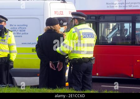 Londra, Regno Unito. 6 gennaio 2021. Debbie Hicks, attivista anti-blocco arrestato in Piazza del Parlamento. Debbie Hicks ha fatto la sua strada in un reparto ambulatoriale in Gloucester Royal Hospital. Protesta contro il blocco in Piazza del Parlamento, poiché le restrizioni di blocco del coronavirus vanno prima dell'approvazione del parlamento. Credit: JOHNNY ARMSTEAD/Alamy Live News Foto Stock