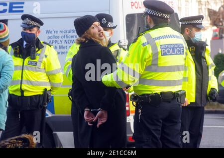 Londra, Regno Unito. 6 gennaio 2021. Debbie Hicks, attivista anti-blocco arrestato in Piazza del Parlamento. Debbie Hicks ha fatto la sua strada in un reparto ambulatoriale in Gloucester Royal Hospital. Protesta contro il blocco in Piazza del Parlamento, poiché le restrizioni di blocco del coronavirus vanno prima dell'approvazione del parlamento. Credit: JOHNNY ARMSTEAD/Alamy Live News Foto Stock