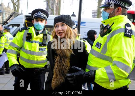 Londra, Regno Unito. 6 gennaio 2021. Debbie Hicks, attivista anti-blocco arrestato in Piazza del Parlamento. Debbie Hicks ha fatto la sua strada in un reparto ambulatoriale in Gloucester Royal Hospital. Protesta contro il blocco in Piazza del Parlamento, poiché le restrizioni di blocco del coronavirus vanno prima dell'approvazione del parlamento. Credit: JOHNNY ARMSTEAD/Alamy Live News Foto Stock