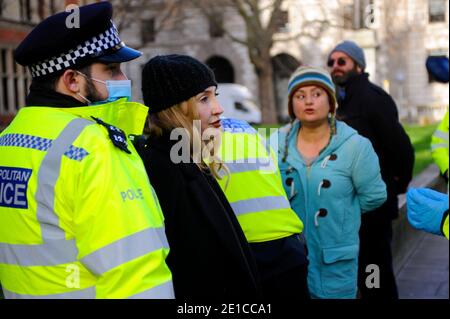 Londra, Regno Unito. 6 gennaio 2021. Debbie Hicks, attivista anti-blocco arrestato in Piazza del Parlamento. Debbie Hicks ha fatto la sua strada in un reparto ambulatoriale in Gloucester Royal Hospital. Protesta contro il blocco in Piazza del Parlamento, poiché le restrizioni di blocco del coronavirus vanno prima dell'approvazione del parlamento. Credit: JOHNNY ARMSTEAD/Alamy Live News Foto Stock