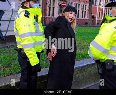 Londra, Regno Unito. 6 gennaio 2021. Debbie Hicks, attivista anti-blocco arrestato in Piazza del Parlamento. Debbie Hicks ha fatto la sua strada in un reparto ambulatoriale in Gloucester Royal Hospital. Protesta contro il blocco in Piazza del Parlamento, poiché le restrizioni di blocco del coronavirus vanno prima dell'approvazione del parlamento. Credit: JOHNNY ARMSTEAD/Alamy Live News Foto Stock