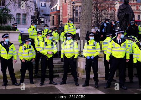 Londra, Regno Unito. 6 gennaio 2021. Protesta contro il blocco in Piazza del Parlamento, poiché le restrizioni di blocco del coronavirus vanno prima dell'approvazione del parlamento. Credit: JOHNNY ARMSTEAD/Alamy Live News Foto Stock