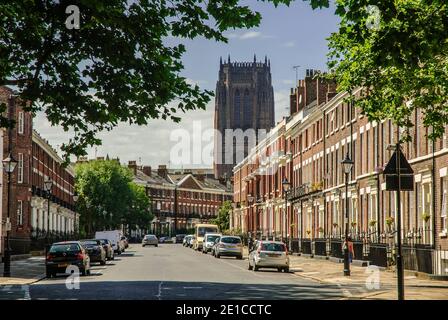 Canning Street a Liverpool con la cattedrale anglicana in lontananza. Foto Stock