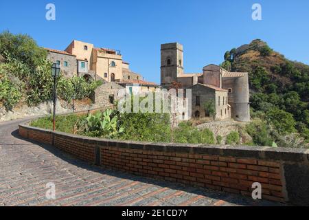 Vista sulla città vecchia di Savoca in Sicilia e destinazione storica, la Chiesa Madre e il Monte Calvario Foto Stock