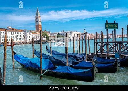 Paesaggio italiano di Venezia (Venezia), giornata di sole sul mare con vista tipica sul canale (canale d'acqua). Metodo di esposizione lunga. Foto Stock
