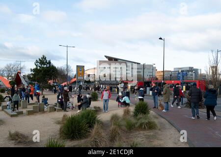 CARDIFF, GALLES - DICEMBRE 28: Una visione generale delle persone alla fine della diga della baia di Cardiff il 28 dicembre 2020 a Cardiff, Galles. Foto Stock