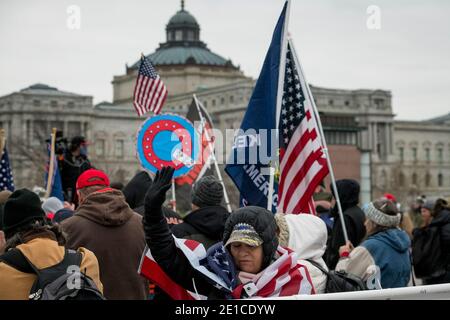 La gente prega al suono di un passaggio di bile sopra un corno, Come una piccola folla di sostenitori del presidente Trump si riuniscono nella parte occidentale del Campidoglio degli Stati Uniti nelle ore prima che i voti elettorali siano contati durante una sessione congiunta del Congresso degli Stati Uniti per certificare i risultati delle elezioni presidenziali del 2020 nella Camera degli Stati Uniti Della Camera dei rappresentanti nel Campidoglio degli Stati Uniti a Washington, DC mercoledì 6 gennaio 2021. I repubblicani del Congresso hanno annunciato che stanno per sfidare i voti elettorali da un massimo di sei swing states.Credit: Rod Lamkey/CNP /MediaPunch Foto Stock