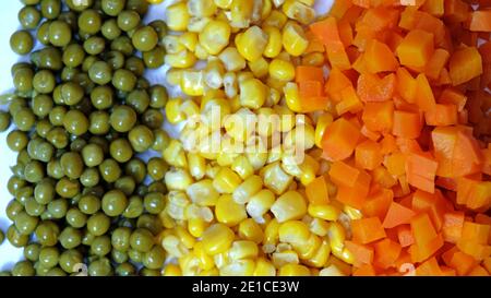 Cibo di fondo con piselli, carote e mais Foto Stock